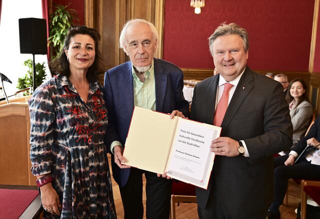 Erstmalig wurde der "Preis für besondere kulturelle Verdienste um die Stadt Wien" übergeben – und zwar an Autor Dietmar Grieser. Mit dabei waren auch Kulturstadträtin V. Kaup-Hasler und Bürgermeister M. Ludwig (beide SPÖ). | Foto: Stadt Wien / Christian Jobst