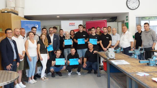 Die Lehrlinge und Firmenvertreter mit WKO-Regionalstellenleiter Lukas Kalcher (l.), ABV-Obfrau-Stv. Johannes Binder (3.v.l.), "BerufsFindungsBegleiterin" der STVG Daniela Dezelak (6.v.l.), Köflacher Bürgermeister Helmut Linhart (8.v.l.), Krottendorf-Gaisfelder Bürgermeister Lukas Vogl (5.v.r.), Sparkassen-Direktor Dieter Hornbacher (4.v.r.) und Voitsberger Stadtrat Franz Sachernegg (3.v.r.) | Foto: Schrapf