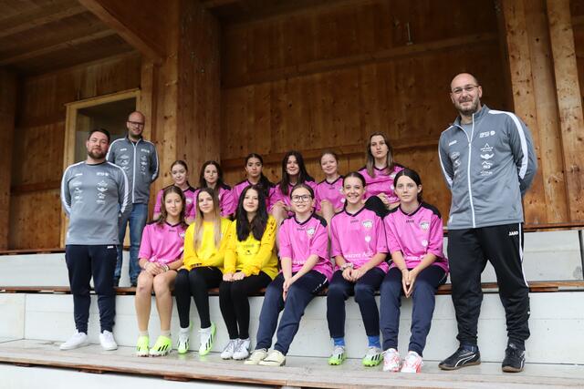 Ein Teil der Mädchenmannschaft der SPG Arlberg Stanzertal mit den Trainern Flo Wölfle (links) und René Bergner (rechts) sowie Obmann Max Funke (links hinten).  | Foto: Elisabeth Zangerl 