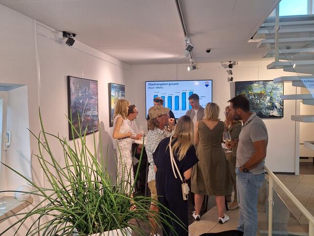 Gute Stimmung herrschte bei der Kunstausstellung von Manfred Folie in der Kaiserstraße 14 in St. Johann