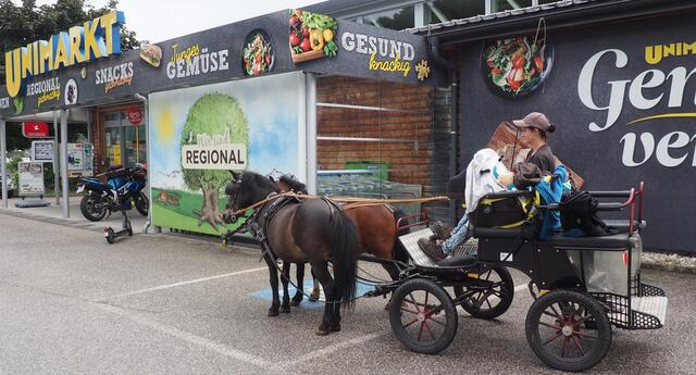Vorm Unimarkt in Weitersfelden haben alle Platz. | Foto: Ludwig Riepl