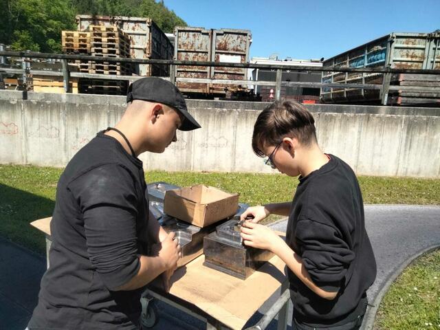 Bei Krenhof konnten die Schülerinnen und Schüler aus Edelschrott gleich Hand anlegen. | Foto: MMS Edelschrott