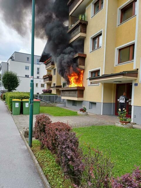 Beim Eintreffen der Feuerwehr stand der Balkon in Vollbrand. | Foto: Freiwillige Feuerwehr Bischofshofen