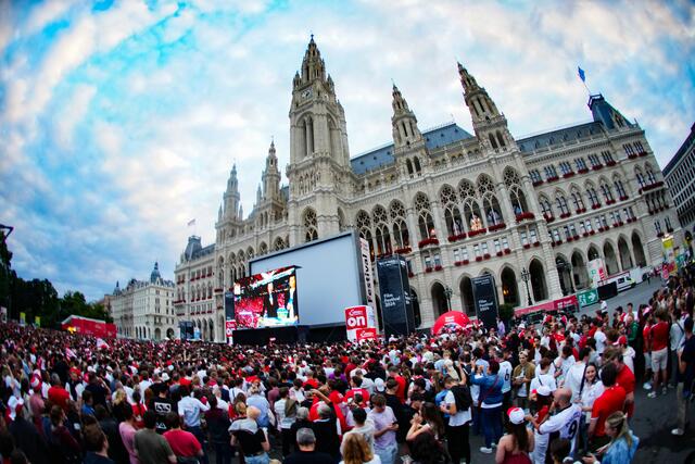 Der bekannteste Public Viewing-Platz in Wien: der Rathausplatz. Die Live-Übertragung vor Ort wird organisiert von der Stadt Wien Marketing GmbH. | Foto: EVA MANHART / APA / picturedesk.com