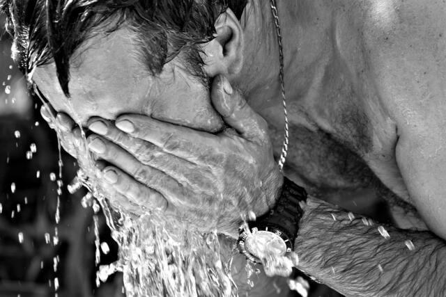 An heißen Tagen steigt auch der Wasserbedarf auf mindestens zwei Liter täglich. | Foto: Pixabay