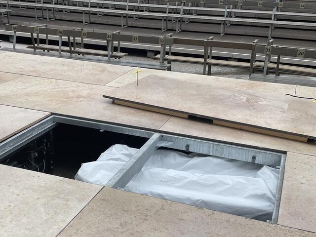 Unter dem Bühnenboden versteckt sich das "Nervensystem" der Festspielbühne. | Foto: Martin Schöndorfer, 2024