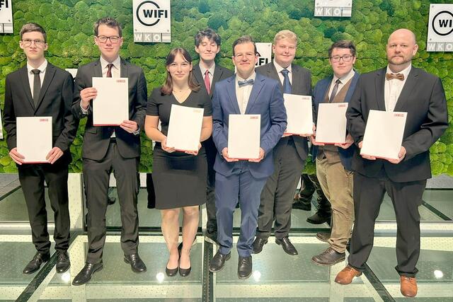 V. l.: Manuel Hofstätter (guter Erfolg), Fabian Wimmer (guter Erfolg), Anna Autengruber (guter Erfolg), Jannick Wolfmeir, Felix Hörlezeder (guter Erfolg), Philip Ameseder, Julian Schmiedbauer (guter Erfolg) und Dominik Hörleinseder (Auszeichnung). | Foto: TFS Haslach