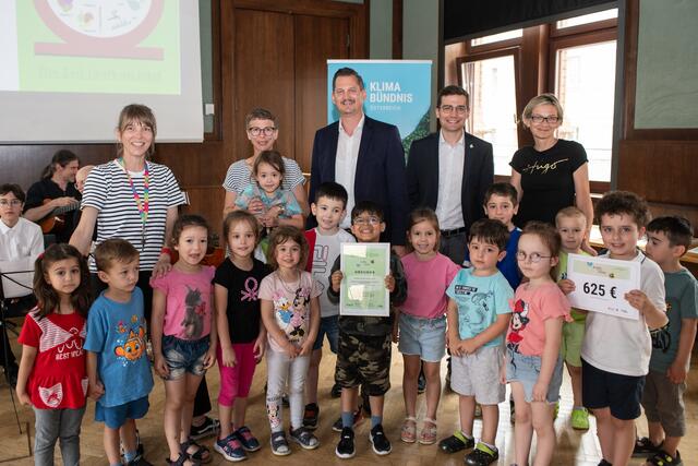 Die Gewinner im Bereich Kindergärten kommen vom Campus Monte Laa und der Raxstraße. Stolz zeigen sie ihre Urkunde. Bezirkschef Marcus Franz (SPÖ, 3. v. r.) gratulierte. | Foto: Fernando Nigra
