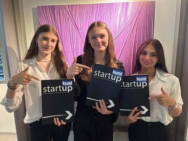 Stolz präsentieren die jungen Journalistinnen die 9.Auflage des Magazins „start-up!“.   Foto: Robert Kalss