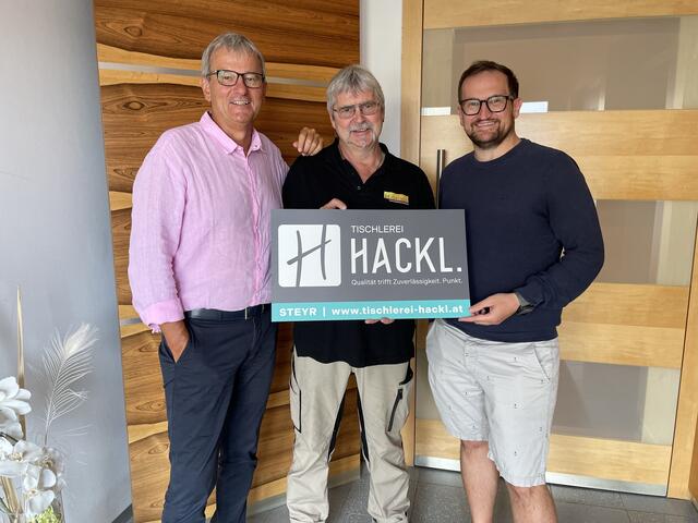 Abschied in den wohlverdienten Ruhestand: Franz Hackl, Otto Hochrieser und Firmenchef Franz Hackl Junior (v. li.). | Foto: kai