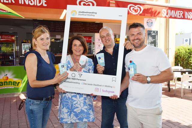 Abfallberaterin DI Daniela Jordan, Vizebürgermeisterin Franziska Olischer, Stadtrat Markus Gilly und Stadtbad-Leiter Gemeinderat Mehmed Alajbeg (von links) mit den neuen Mehrwegbechern im Stadtbad. | Foto: Bernhard Garaus