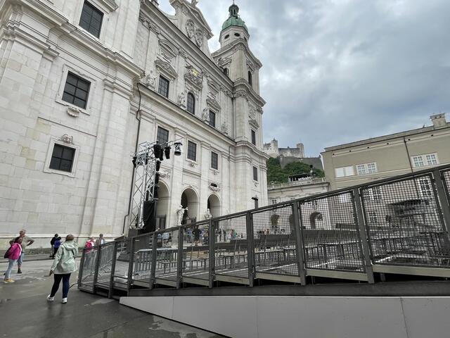 Die Festspieltribüne am Domplatz ist bereits fast fertig. | Foto: Martin Schöndorfer, 2024