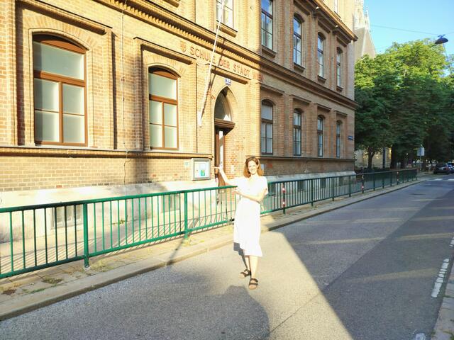 Bezirksvorsteher-Stellvertreterin Siegrid Widhalm (Grüne) stellte den Antrag für einen autofreien Schulvorplatz in der Kolonitzgasse. | Foto: Grüne Landstraße