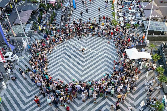 Der Rathausplatz ist einer der Schauplätze beim Bravissimo Straßenkunst Festival.  | Foto: Martin Rauscher