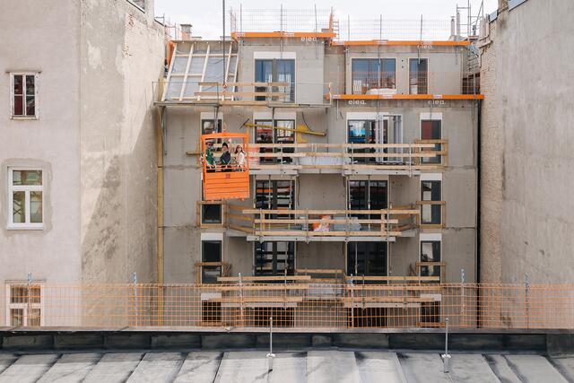 Beim werdenden Gemeindebau in der Stumpergasse 56 wurde kürzlich die Dachgleiche gefeiert.  | Foto: Yvonne Fetz/Wiener Wohnen
