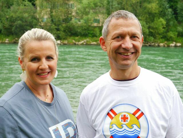 Schwimmreferent Konrad Stögbauer mit
JRK-Mitarbeiterin Alexandra Vorderwinkler. | Foto: OÖRK