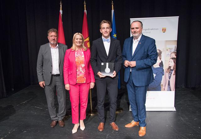 Landeshauptmann Hans Peter Doskozil gratulierte gemeinsam mit Bildungslandesrätin Daniela Winkler und Bildungsdirektor Alfred Lehner Maturantinnen und Maturanten mit ausgezeichnetem Erfolg. | Foto: LMS