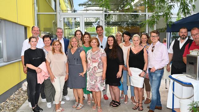 Amtsdir. Sabine Scheiblauer, GGR Heinz Peter Ewinger, GR Doris Reinhad-Bidlo, GGR Susanne Byslovsky, Vizebgm. Josef Spazierer, GR Karin Wimmer-Kodym, GR Michaela Filipovic, Vizebgm. Birgit Petross, GR Ilse Neugebauer, Bgm. Hannes Koza, GR Greta Morina, GR Manuela Stocker, Vizebgm. Dir. Ulrike Götterer, Dir. Elisabeth Grötzl, Katharina Blaim, Bgm. Thaddäus Heindl (v.l.) | Foto: PBZ Vösendorf