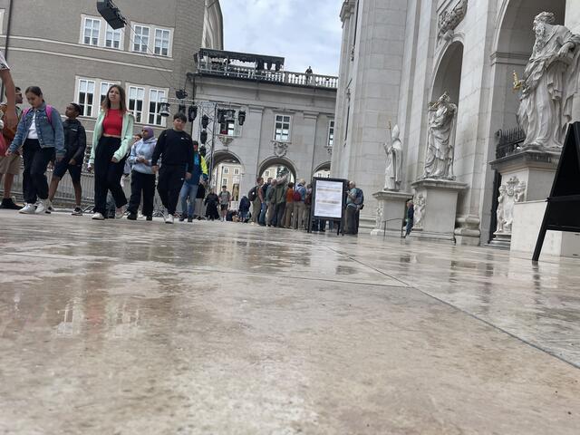 Ein neuer "Piazza" ist direkt vor dem Dom in der Festspielzeit entstanden.  | Foto: Martin Schöndorfer, 2024