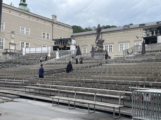 Derzeit wird die Tribüne auf dem Domplatz für die Festspiele fertig gestellt. | Foto: Martin Schöndorfer, 2024