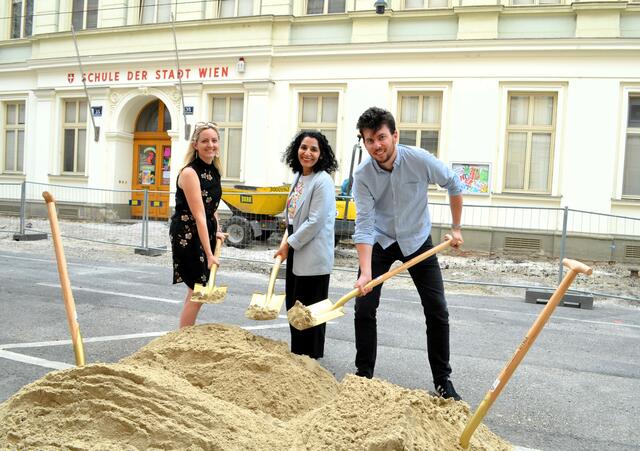 v.l.n.r: Die Direktorin der Volksschule Hahngasse Theresa Newesely, Bezirksvorsteherin Saya Ahmad und Bezirksvorsteherin-Stellvertreter Christian Sapetschnig beim Spatenstich bei der Volksschule Hahngasse. | Foto: BV9