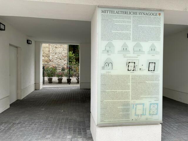 Die Synagoge ist durch einen Zaun nicht frei zugänglich, kann jedoch im Innenhof des Rathauses jederzeit besichtigt werden.  | Foto: Michalka