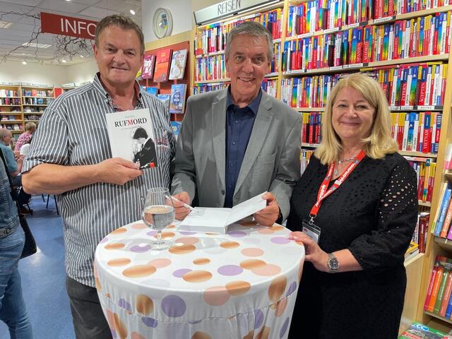 Michael Leitner, Buchautor Walter Nickl und Maria Leitner, die Leiterin der Buchhandlung Morawa in Judenburg. | Foto: Pfister/Leitner