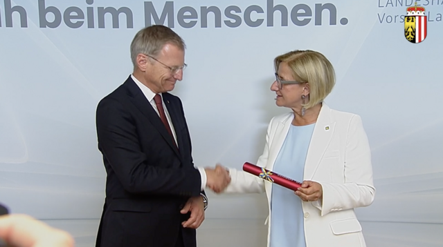 Staffelholz-Übergabe von Mikl-Leitner an Stelzer. | Foto: meinBezirk