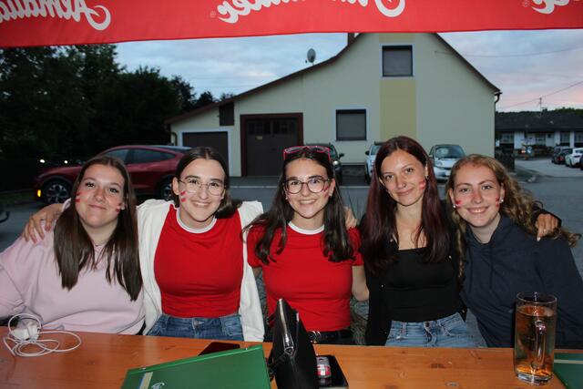 Gute Stimmung gab es auch beim EM-Heurigen in Mischendorf. | Foto: Anika Paul