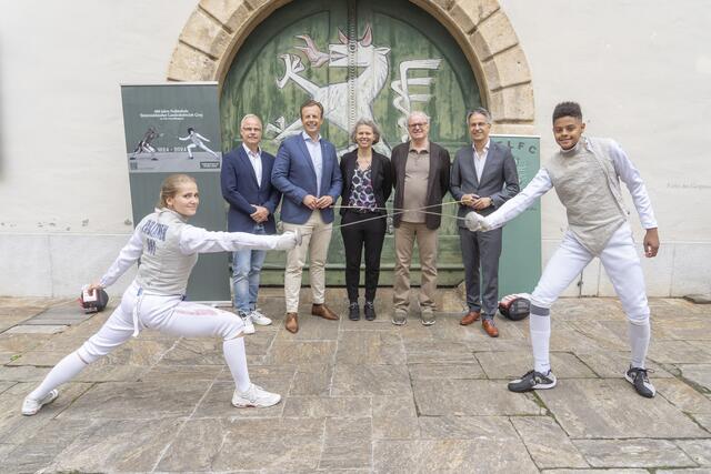 Sportdirektor Sven Ressl, Landesrat Karlheinz Kornhäusl, Diplomfechtmeisterin Ingrid Fabianek, Präsident Markus Mareich, Sportstadtrat Kurt Hohensinner mit Fecht-Nachwuchs Hanna Fabianek und Lamine Rauter | Foto: Stadt Graz/Fischer