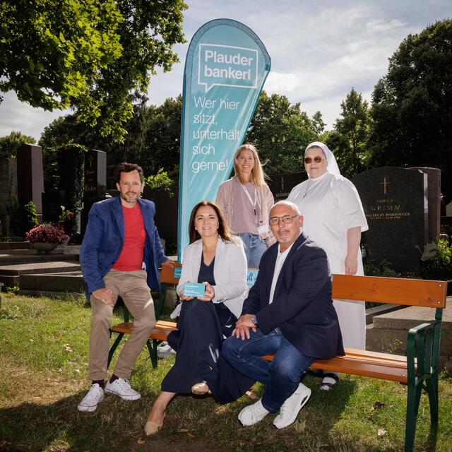 Am Friedhof Hernals gibt es seit Kurzem ein Plauderbankerl. | Foto: Friedhöfe Wien/Harald Lachner