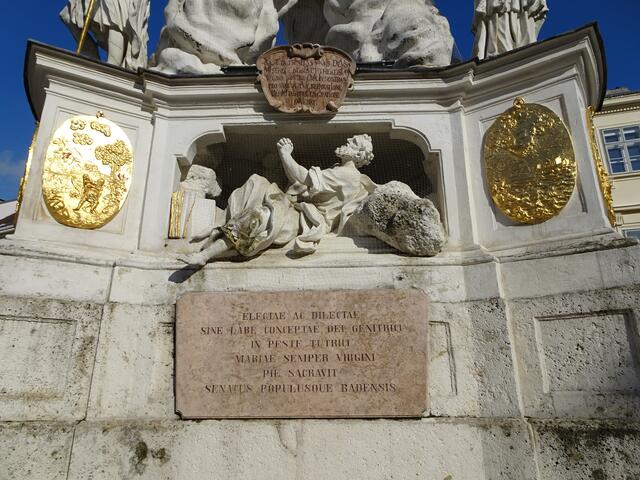 Rätsel-Zugabe 03.07.2024 &gt;&gt;&gt; Bild 4:  Die Goldtafel Nr. 3 ist hier auf der linken Seite zu sehen.
 | Foto: © Silvia Plischek