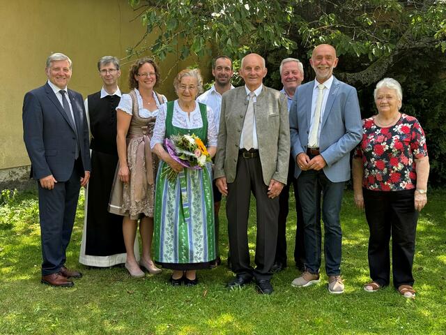 Vzbgm. Günther Prinz, Pater Bernhard Prem, Bettina Kienmayer, Anna Rentenberger, Walter Romeder, Wilhelm Rentenberger, Johann Weber, Bgm. Josef Schaden, Margret Weber | Foto: Gemeinde