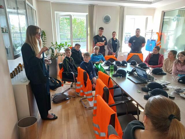 Die Edelschrotterinnen und Edelschrotter erlebten die Faszination des Glases bei Stoelzle. | Foto: MMS Edelschrott