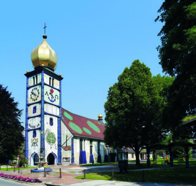 Die Hundertwasserkirche St. Barbara ist eines der Wahrzeichen der Lipizzanerheimat. | Foto: Bramauer