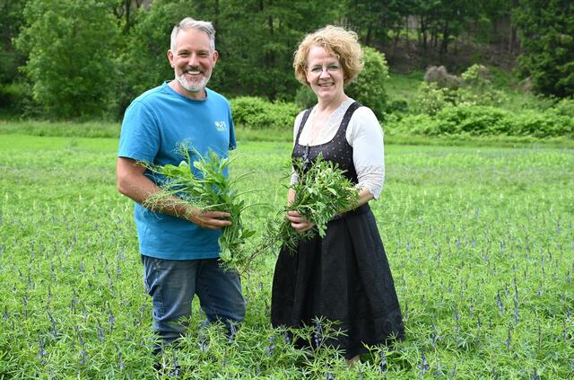 Fachlehrer Günther Kodym mit Bildungs-Landesrätin Christiane Teschl-Hofmeister im Feld mit blauen und weißen Lupinen. | Foto: Jürgen Mück