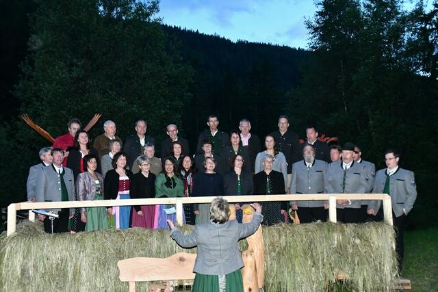 Gemeinsames Schlusslied GV Oberwölz und MGV Zirbitzkogel und Besucher beim „Singen am Bauernhof“ in Salchau bei Oberwölz. | Foto: Anita Galler