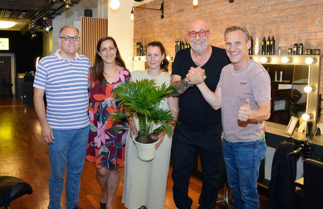 Stadtrat Gert Zaunbauer (rechts) gratuliert Sascha Jederman (von rechts) gemeinsam mit Erik und Jelena Petraschek sowie Saschas Tochter Melanie Jederman (von links). | Foto: Bernhard Garaus
