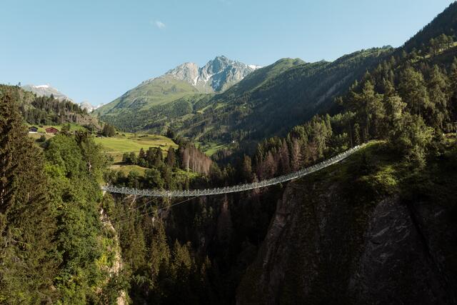 Beeindruckende Landmark mit 86m Spannweite: Die Hängebrücke über die Iselschlucht im Virgental. | Foto: totschnigflo