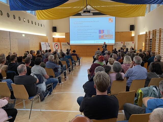 Am Ende fanden alle Platz. Es gab sogar noch einige freie Stühle im Saal. | Foto: Reichel