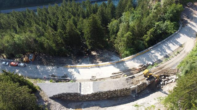 Mit einem Ampelsystem und Sicherungsposten wird der Verkehr durch die Baustelle geführt. | Foto: Land Tirol/BBA Imst