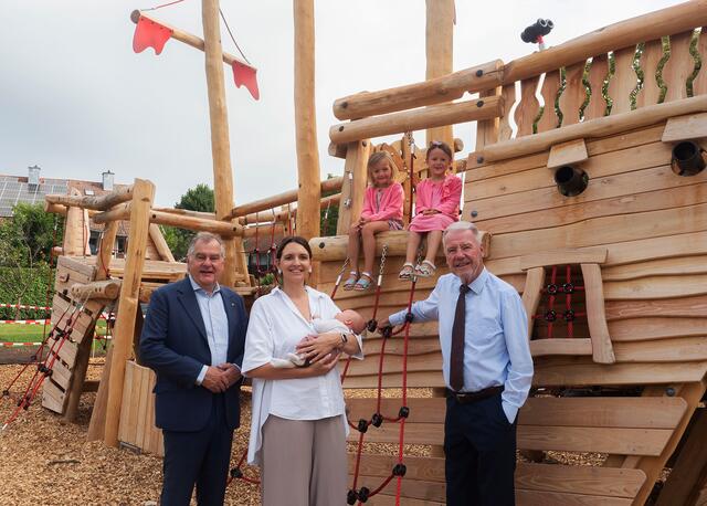 Stadtrat LAbg. Franz Dinhobl, Gemeinderätin Katharina Horeischy-Weber mit ihrer Tochter, Lena, Anna und Bürgermeister Klaus Schneeberger. | Foto: Stadt Wiener Neustadt/Maurer