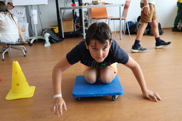 Der Umgang mit dem Rollbrett will geübt sein.  | Foto: Vanessa Trabi