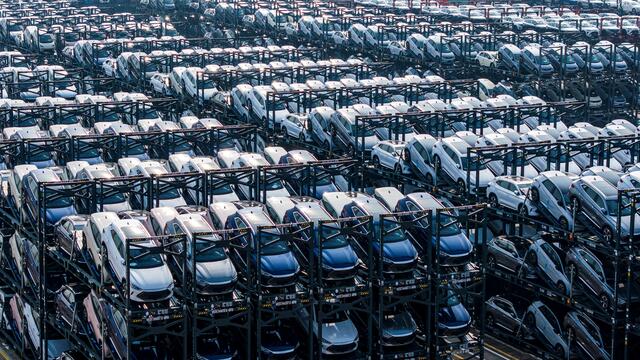 Die EU-Kommission führt vorläufige Strafzölle gegen in China produzierte Elektroautos ein, die nach Europa importiert werden. Als Grund wird angegeben, dass die chinesische Regierung den Autobauern unfaire Subventionen zahle und somit den Wettbewerb verzerre. Die EU-Mitgliedsstaaten haben nun vier Monate Zeit, um zu entscheiden, ob die Strafzölle fix eingeführt werden sollen. | Foto: STR / AFP / picturedesk.com