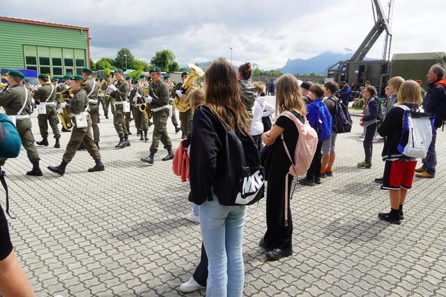 Die Schülerinnen und Schüler begeisterten sich für das österreichische Bundesheer. | Foto: Emanuel Hasenauer