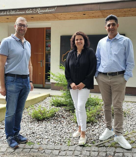 Thaurs Bgm. Martin Plank (l.) freut sich über die neuen Pächter Adriana Holzer und ihren Schwiegersohn Manuel Buricic.