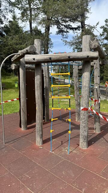 Ein trauriges Bild bietet der Imster Spielplatz nach dem Vandalenakt. | Foto: Stadt Imst/Kolp