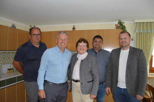 Ferdinand Hintermair, Erich Priewasser, Kreszenz Frauscher, Gerhard Schickbauer und Rene Feichtenschlager (v. l.) | Foto:  Gemeinde Höhnhart