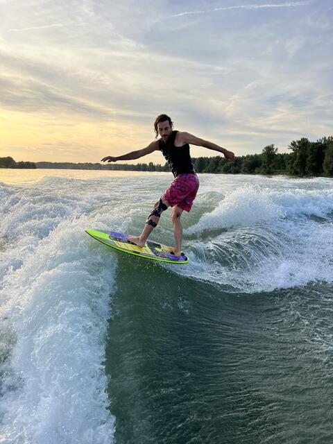 Christian Ortlieb ist begeisterter Wakeborder. Wo man die Möglichkeit hat, selbst aufs Brett zu steigen und welche spannenden Sportarten es noch im Bezirk Tulln gibt? Zu lesen im Online-Artikel. | Foto: Victoria Edlinger