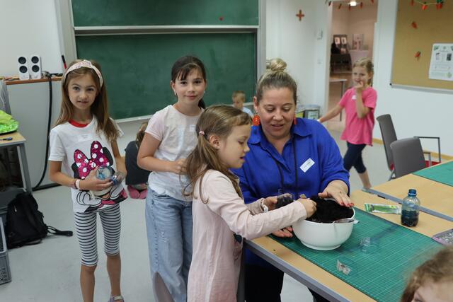 Gemeinsam wird ein Minigewächshaus gebastelt.  | Foto: Vanessa Trabi